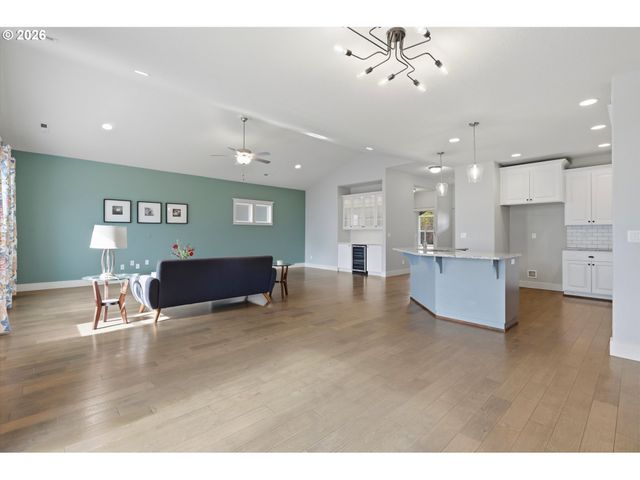 1318 E 1ST St, Newberg, OR 97132