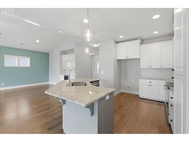 1318 E 1ST St, Newberg, OR 97132