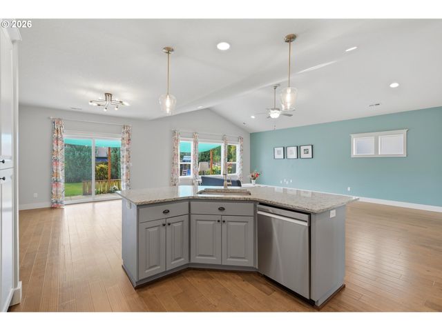 1318 E 1ST St, Newberg, OR 97132