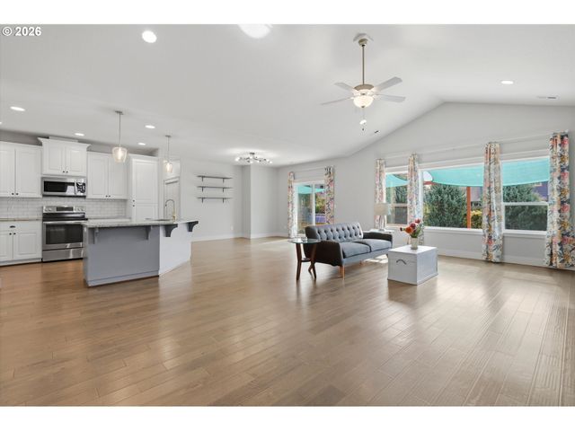 1318 E 1ST St, Newberg, OR 97132
