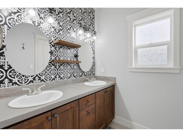 1318 E 1ST St, Newberg, OR 97132