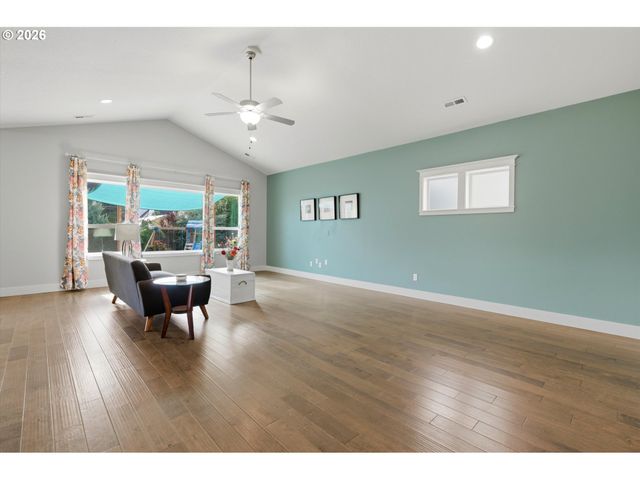 1318 E 1ST St, Newberg, OR 97132