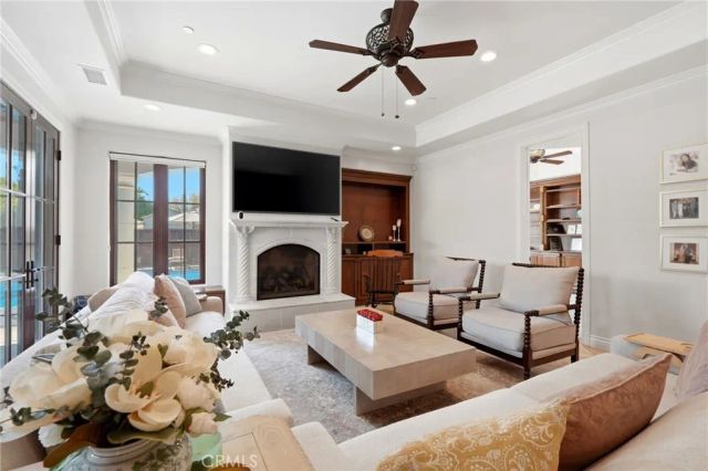 3939 W Robinwood, Visalia, CA 93291