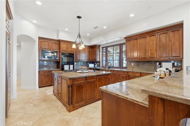 3939 W Robinwood, Visalia, CA 93291