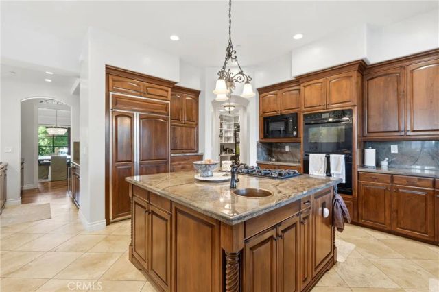 3939 W Robinwood, Visalia, CA 93291