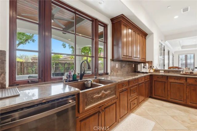 3939 W Robinwood, Visalia, CA 93291