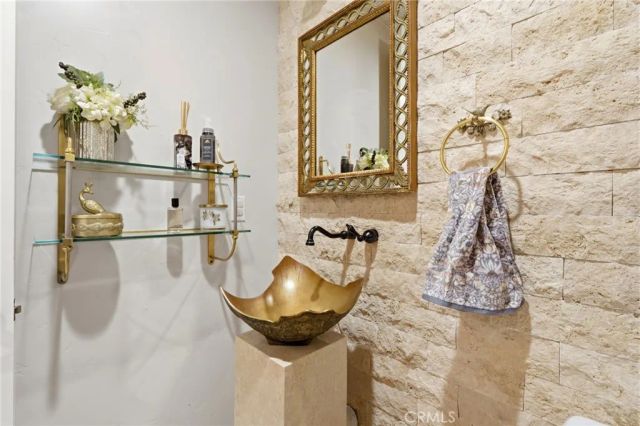 3939 W Robinwood, Visalia, CA 93291