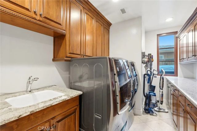 3939 W Robinwood, Visalia, CA 93291