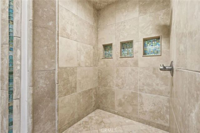 3939 W Robinwood, Visalia, CA 93291