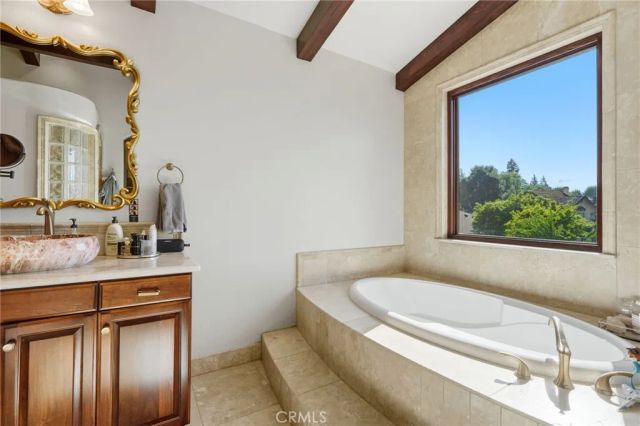 3939 W Robinwood, Visalia, CA 93291