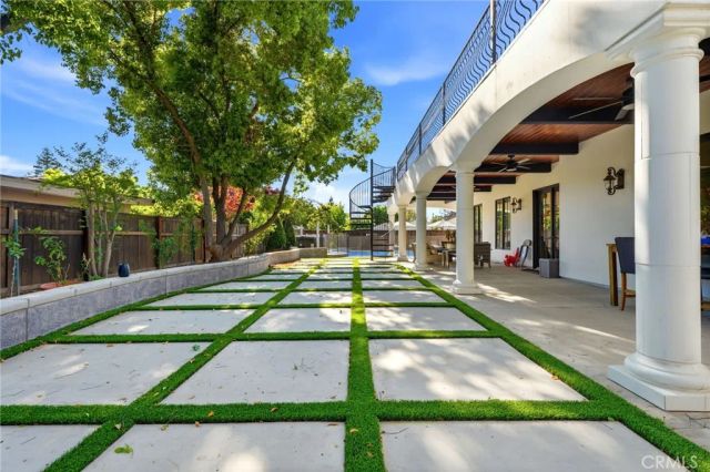 3939 W Robinwood, Visalia, CA 93291