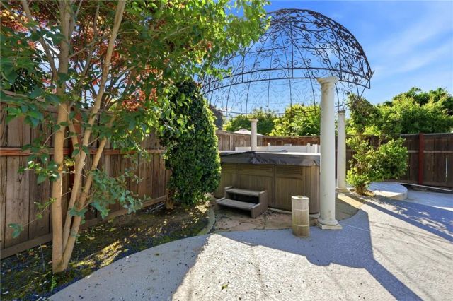 3939 W Robinwood, Visalia, CA 93291