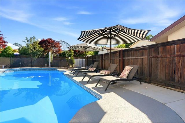 3939 W Robinwood, Visalia, CA 93291