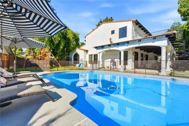 3939 W Robinwood, Visalia, CA 93291