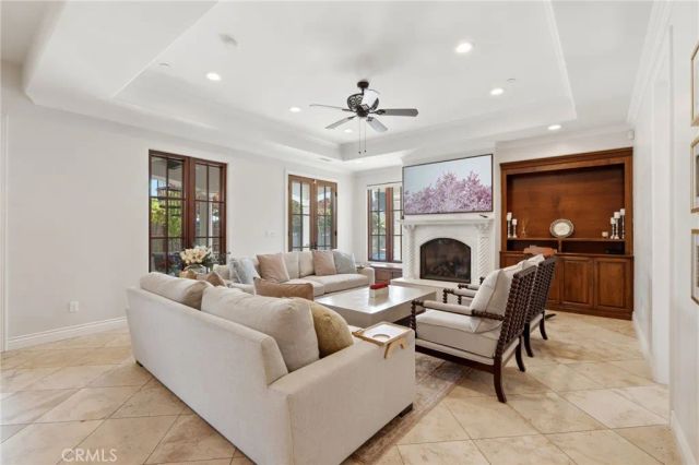 3939 W Robinwood, Visalia, CA 93291