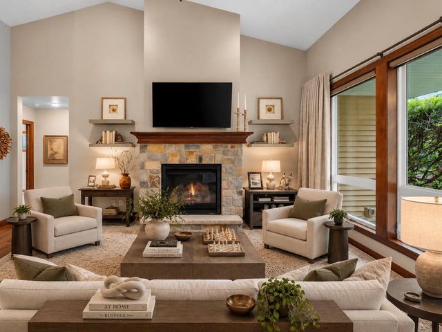 1004 HEYERDAHL HEIGHTS, Hobart, WI 54313