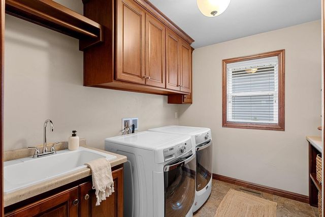 1004 HEYERDAHL HEIGHTS, Hobart, WI 54313