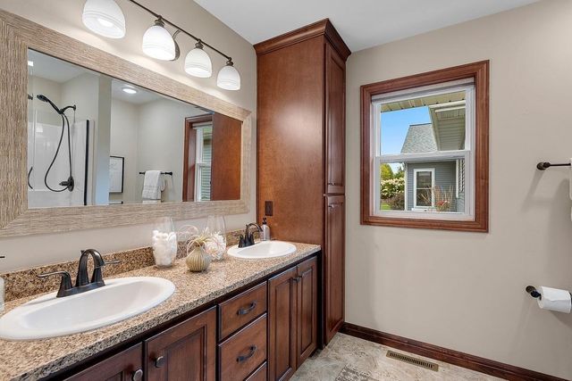 1004 HEYERDAHL HEIGHTS, Hobart, WI 54313