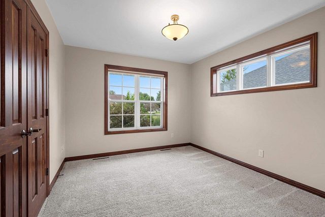 1004 HEYERDAHL HEIGHTS, Hobart, WI 54313