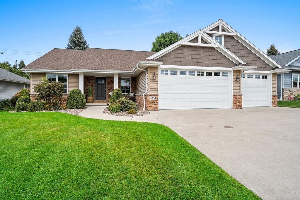 1004 HEYERDAHL HEIGHTS, Hobart, WI 54313