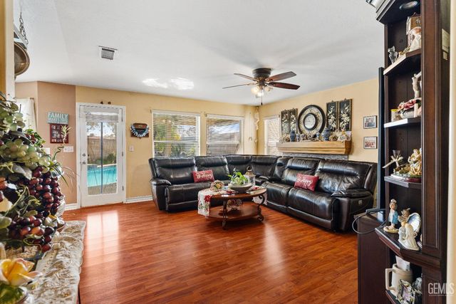 9703 touchstone dr, Bakersfield, CA 93311