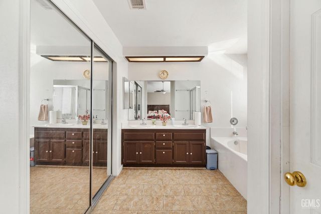 9703 touchstone dr, Bakersfield, CA 93311