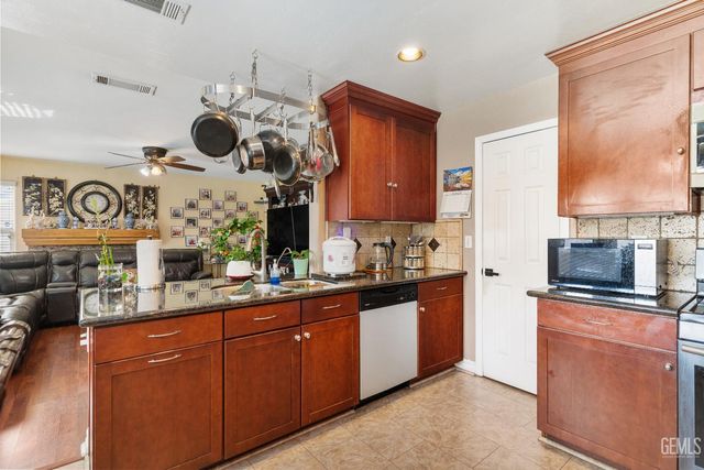 9703 touchstone dr, Bakersfield, CA 93311