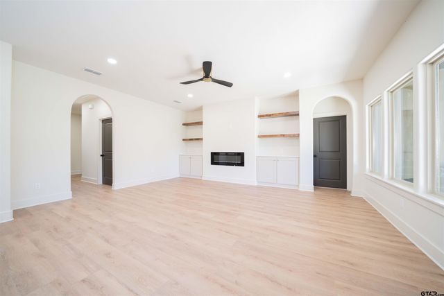 284 Ron Boyett, White Oak, TX 75693