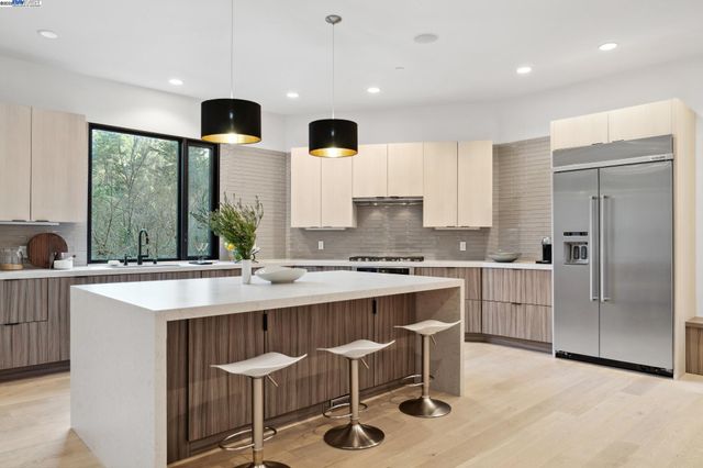 3 West Cir, Oakland, CA 94611