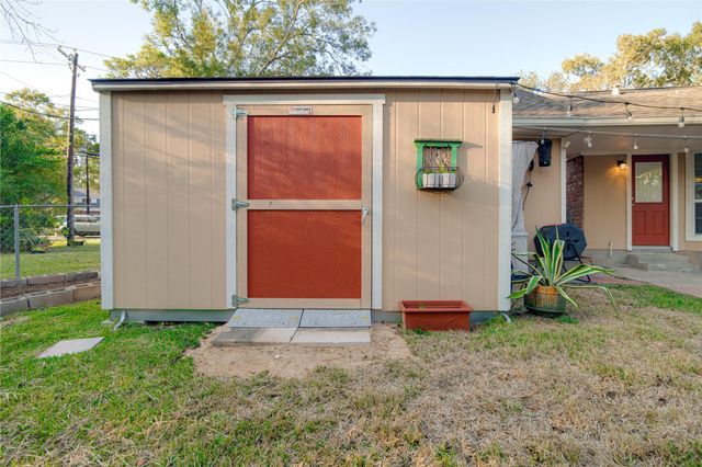 1202 Sunset Drive, Dickinson, TX 77539