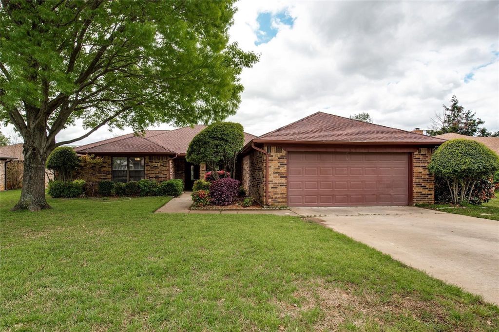 8966 Hialeah Circle S, North Richland Hills, TX 76182