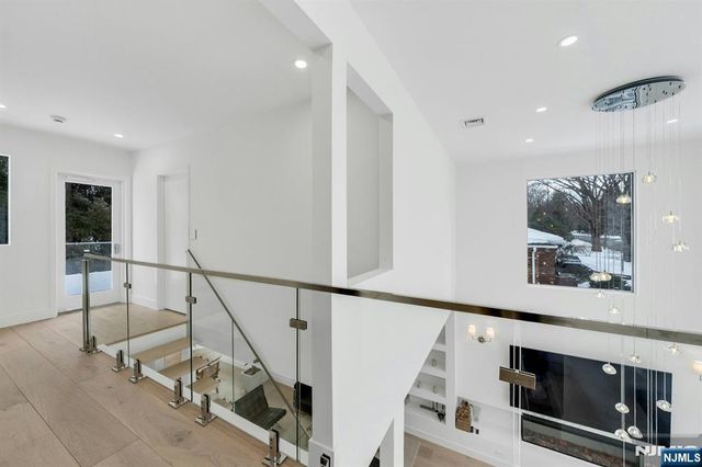 27 Knickerbocker Road, Closter, NJ 07624