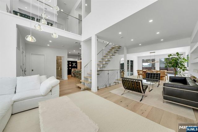 27 Knickerbocker Road, Closter, NJ 07624