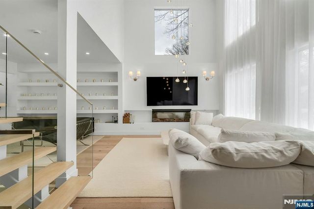 27 Knickerbocker Road, Closter, NJ 07624