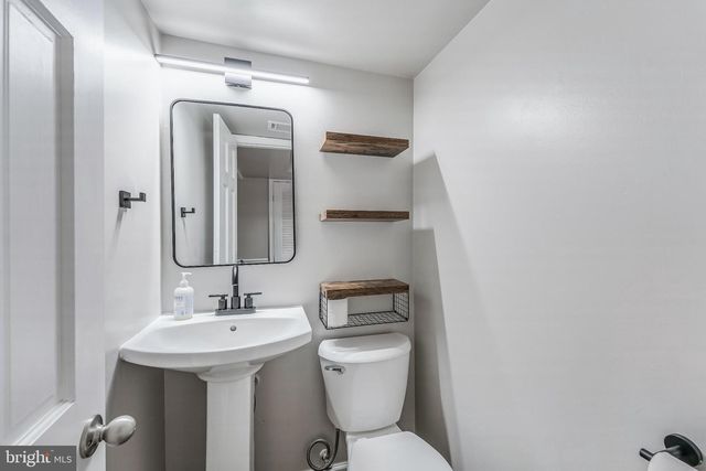 8105 OAKLAKE CT, Alexandria, VA 22309