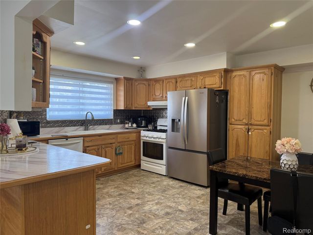 15794 Nader CT Court, Clinton Charter Township, MI 48038