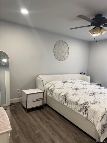 15794 Nader CT Court, Clinton Charter Township, MI 48038