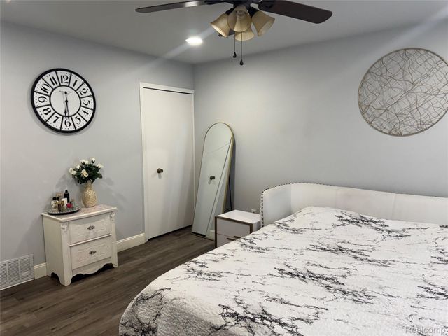 15794 Nader CT Court, Clinton Charter Township, MI 48038