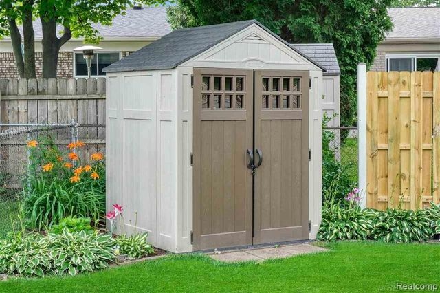 15794 Nader CT Court, Clinton Charter Township, MI 48038