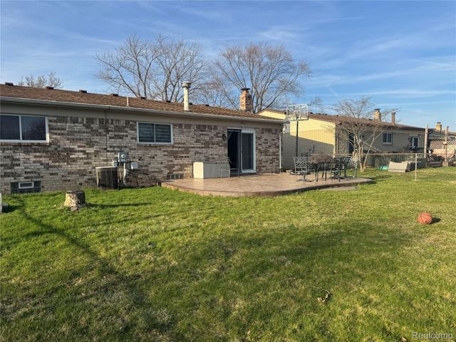 15794 Nader CT Court, Clinton Charter Township, MI 48038