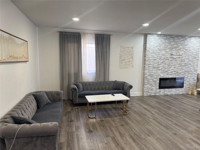 15794 Nader CT Court, Clinton Charter Township, MI 48038