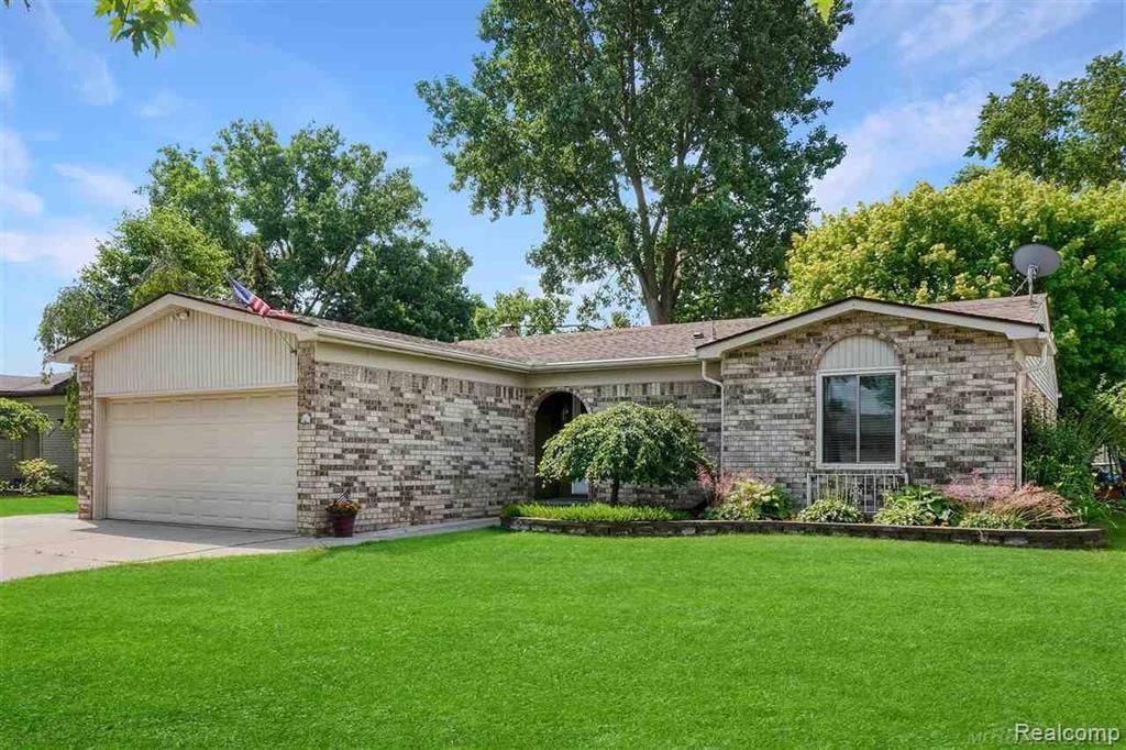 15794 Nader CT Court, Clinton Charter Township, MI 48038