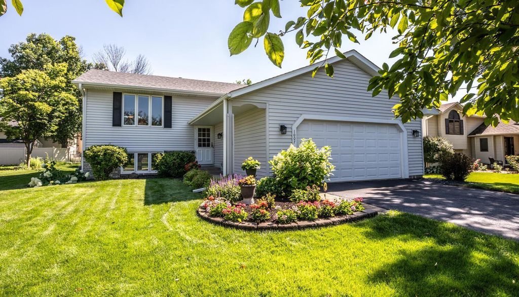 1007 Savannah Road, Eagan, MN 55123