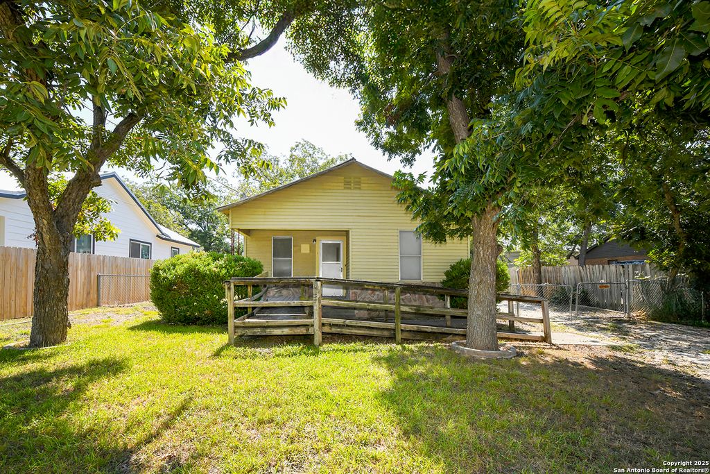 242 E Austin St., New Braunfels, TX 78130