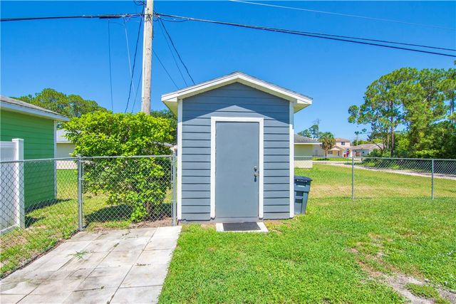 1190 12th Court SW, Vero Beach, FL 32962