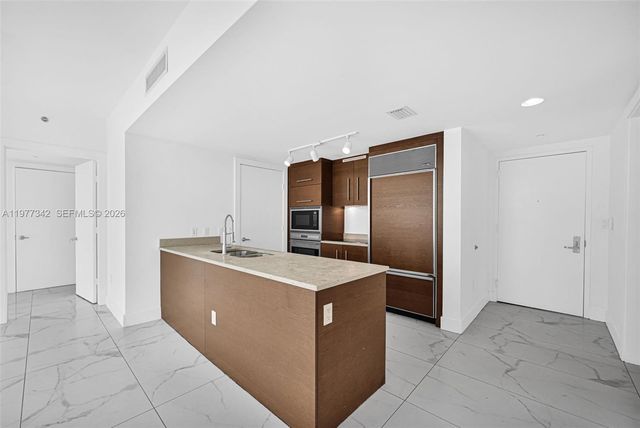 475 Brickell Ave 3113, Miami, FL 33131