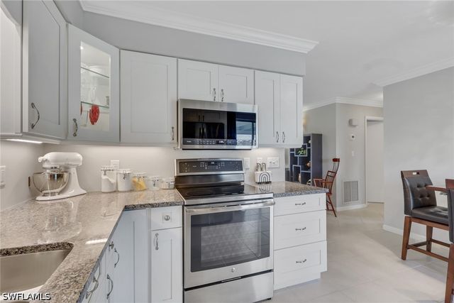 175 Crown DR 8, Naples, FL 34110