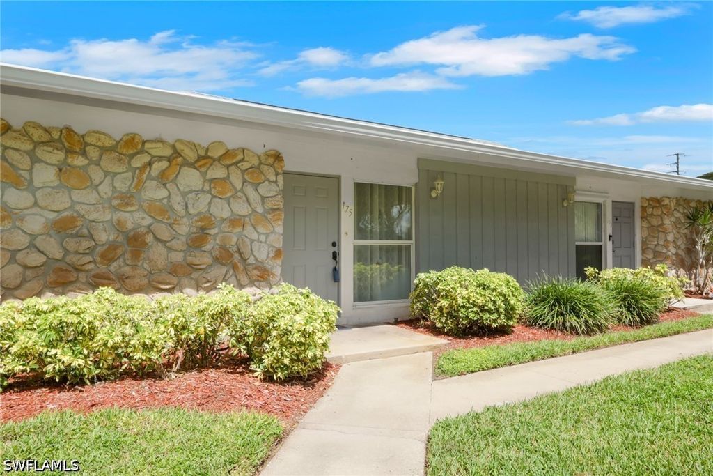 175 Crown DR 8, Naples, FL 34110