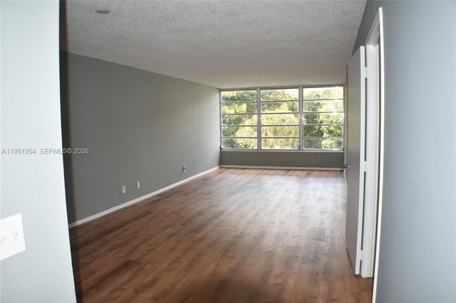 9450 Live Oak Pl 303, Davie, FL 33324