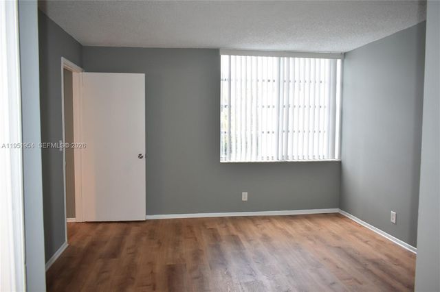 9450 Live Oak Pl 303, Davie, FL 33324